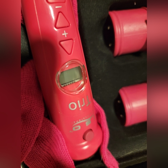 Clipless curling iron with multiple barrel sizes - Picture 7 of 7